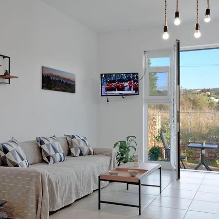 Livingfy Apt With Mountain View & Garden Vamos Bagian luar foto